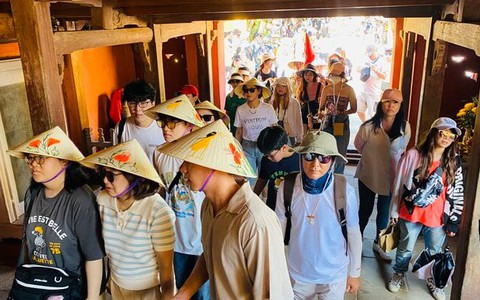 Dòng người ken đặc tham quan Chùa Cầu sau 19 tháng đóng cửa đại trùng tu