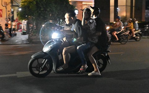 Ba anh em họ đầu trần phóng từ Hải Dương lên Hà Nội "đua xe một lần cho biết"