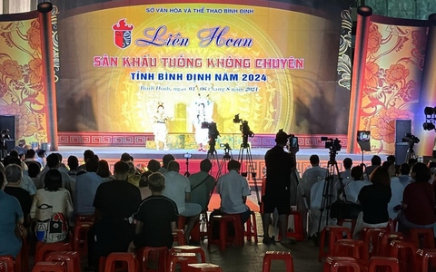 Đang diễn tuồng trên sân khấu, nam nghệ nhân bất ngờ ngã gục rồi tử vong