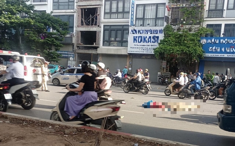 Hà Nội: Đi bộ qua đường, cụ ông bị xe máy tông tử vong