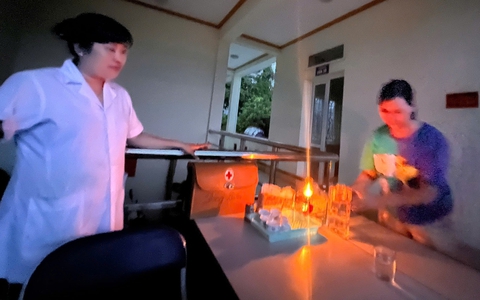 Trạm y tế ngập sâu, thầy thuốc chuẩn bị đèn dầu để khám bệnh