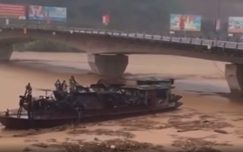 2 tàu "ma" dạt từ Trung Quốc va trúng nhiều cầu trên sông Hồng