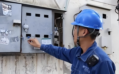 Nhà có 2 người nhưng hóa đơn tiền điện hơn 17 triệu đồng, ông lão tá hỏa kiểm tra thì phát hiện cảnh tượng khó tin: Một cơ quan đứng ra nhận sai sót