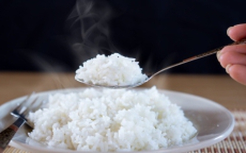 Hâm cơm nguội thế nào là đúng cách?