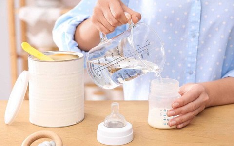 Nước pha sữa cho trẻ thế nào là an toàn?