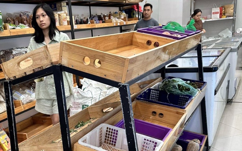 Dù giá tăng chóng mặt, thực phẩm, rau xanh tại nhiều siêu thị không còn để bán