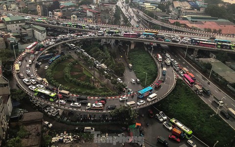 Hà Nội: Cầu Vĩnh Tuy ùn tắc nghiêm trọng trong nhiều giờ