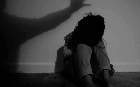 Người đàn ông dâm ô bé gái 8 tuổi, chỉ dừng lại khi nghe tiếng của con trai