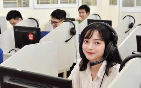 Nhiều trường cho sinh viên đi học trở lại sau mưa lũ