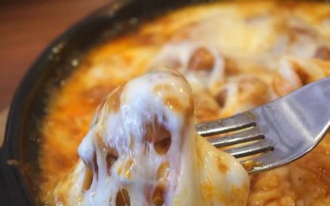 Đã xác minh vụ chuỗi gà rán Papas' Chicken dùng đồ ăn thừa bán cho khách: Quản lý ép nhân viên rửa củ cải ngâm rồi tái sử dụng để tiết kiệm chi phí