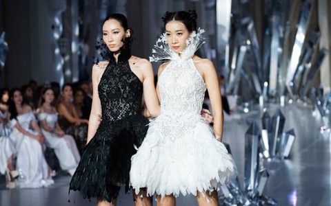 Tạp chí Vogue Singapore khen show diễn của NTK Chung Thanh Phong