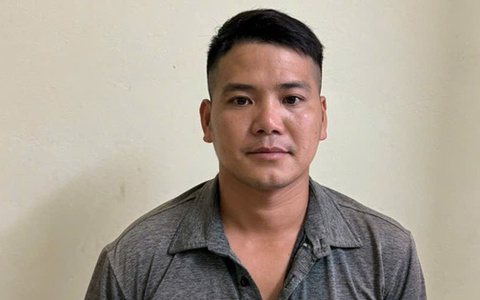Công an triệu tập xử phạt người đàn ông đeo bám, tự ý gắn keo vào giày cho du khách rồi đòi tiền