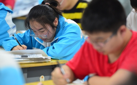Bà mẹ than thở "thu nhập 20 triệu/tháng, chỉ đủ tiền ăn học cho con": Phụ huynh nhìn vào 1 khoản chi phí mà "rén ngang"