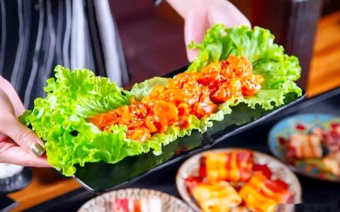 Tại sao khi ăn lẩu, đĩa thịt luôn được lót bởi những lá rau xà lách? 