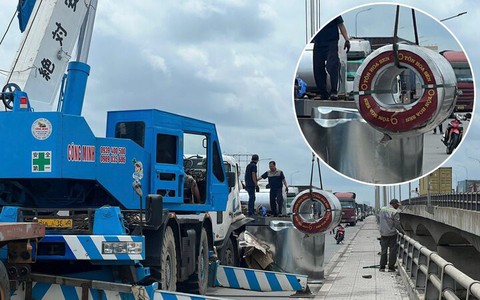 Cuộn thép hàng chục tấn rơi trên cầu Đồng Nai, quốc lộ 1 ùn tắc kéo dài