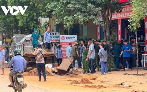 Sạt lở làm nhiều ngôi nhà ở Yên Bái sập đổ, trôi xuống sông