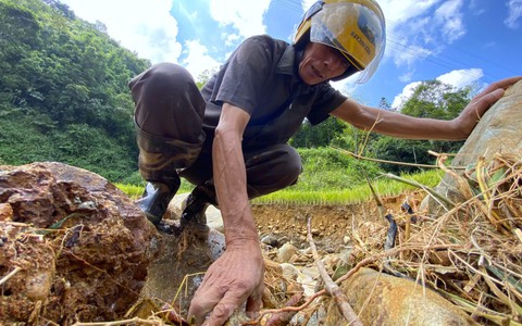 Người thân lội dọc suối, bới đất đá tìm nạn nhân vụ sạt lở ở Cao Bằng