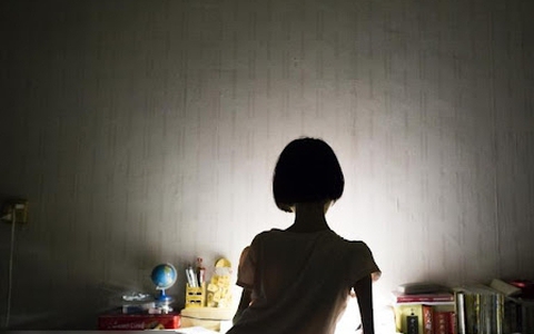 Mắng con suốt ngày ngồi xiêu vẹo, mẹ tự trách vì không làm một việc sớm hơn
