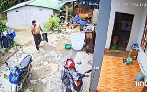 Mất liên lạc 3 hôm do bão, quá lo cho 2 mẹ con, người bố quyết định đi bộ 40km đường rừng về nhà