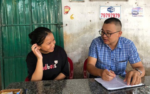 Hai nữ nhân viên lao vào dòng nước xiết cứu cụ ông bán vé số