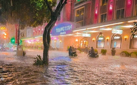 Dự báo Hà Nội tiếp tục mưa lớn trong 3-6h tới, nhiều tuyến phố có thể ngập sâu