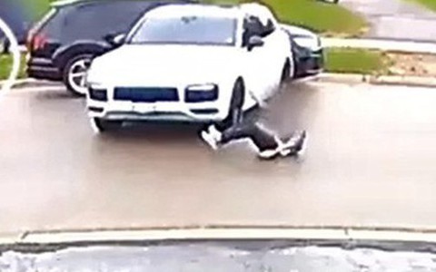 Clip: Cô gái đạp chân ga tông ngã người bán rồi cướp xe Porsche