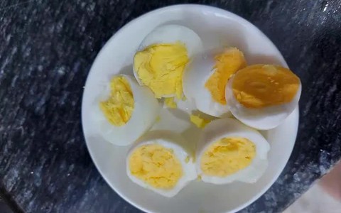 Bé 6 tháng tuổi phải nhập viện sau khi ăn lòng đỏ trứng gà