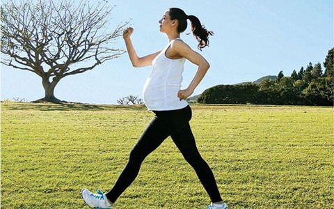 Ý kiến trái chiều về chuyện mẹ bầu tham gia chạy marathon: Bác sĩ cảnh báo nhóm người không nên thực hiện