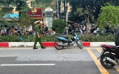 Hà Nội: Tông vào dải phân cách, 2 nam thanh niên cấp cứu trong tình trạng nguy kịch