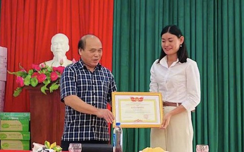 Khen thưởng cô giáo giúp hơn 200 học sinh tránh thảm họa sạt lở đất ở Mường Lát