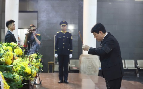 Thường trực Ban Bí thư Lương Cường cùng nhiều lãnh đạo viếng phu nhân Đại tướng Võ Nguyên Giáp