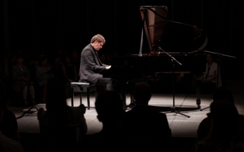 Nghệ sĩ piano Steve Barakatt đưa âm nhạc thế giới đến Hà Nội