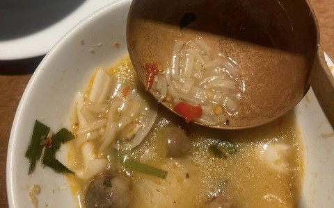 Trải nghiệm đáng sợ của 2 mẹ con tại quán đồ ăn Lào với nồi lẩu tomyum đầy vụn mì tôm, hủ tiếu và miến