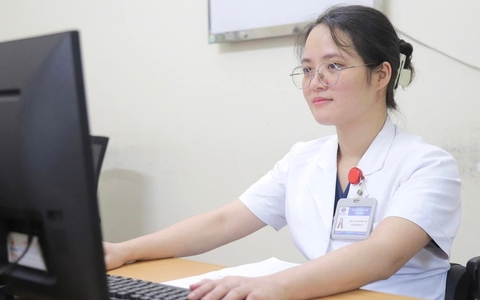 Nữ bác sĩ bị tấm kính quán cà phê đổ vào người đi làm trở lại