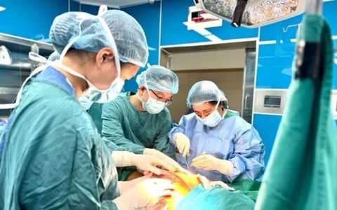 Người phụ nữ viết di chúc trước khi lên bàn mổ
