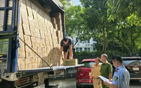CSGT Hà Nội bắt quả tang 9 tấn bánh trung thu và bánh kẹo không rõ nguồn gốc