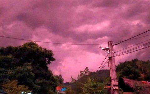 Bầu trời ở Nghệ An chuyển sang màu tím lúc chiều tối