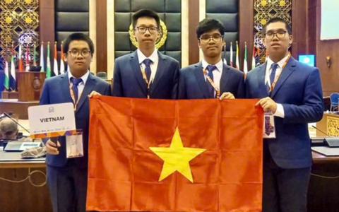 Một trường chuyên có 4 học sinh cùng giành huy chương Olympic Tin học quốc tế