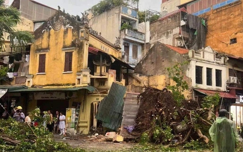 Hà Nội: Giông lốc kinh hoàng khiến bức tường ngôi nhà cổ sập, hai người bị thương