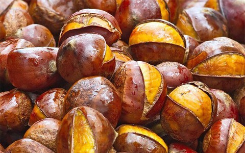 Mua hạt dẻ chớ tham hạt to, làm cách này sẽ chọn được hạt ngọt, bùi, không sượng