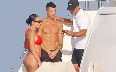 Bạn gái Ronaldo gây bàn tán