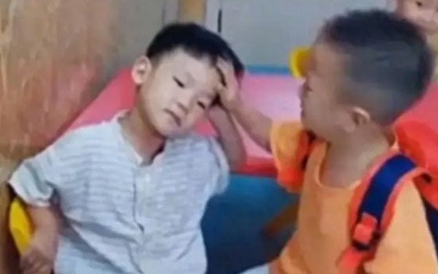 Câu chuyện phía sau bức ảnh 2 đứa trẻ mẫu giáo đi học ngày đầu khiến ai cũng ôm bụng cười ngất!