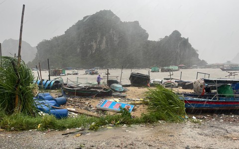 Người mẹ đau đáu nhìn về biển sau cơn bão ở Quảng Ninh: "Giờ tôi không biết con trai và chiếc thuyền đang ở đâu"