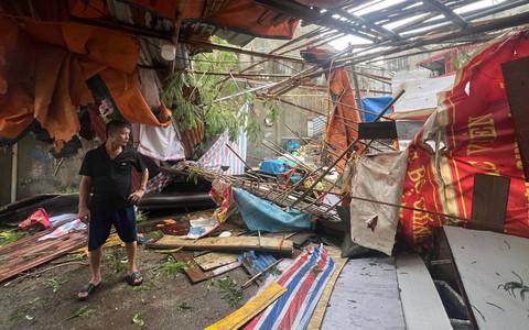 Người đàn ông bật khóc trong căn nhà bị bão YAGI càn quét trơ khung, hàng xóm xót xa: "Anh ấy cứ đứng ở giữa này khóc thôi, vì không biết làm như nào cả"