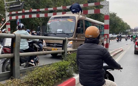 CSGT Hà Nội xử phạt tài xế xe khách 29 chỗ mắc kẹt ở cầu vượt Thái Hà