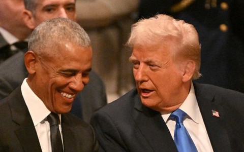 Ảnh ông Trump và ông Obama thân thiết gây bão mạng