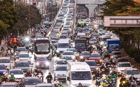 Người Hà Nội vật lộn với cảnh ùn tắc từ sáng đến tối ngày cuối tuần