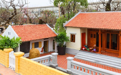 Mô hình nhà 3 gian Bắc Bộ thành tiểu cảnh trưng Tết, giá hàng chục triệu đồng