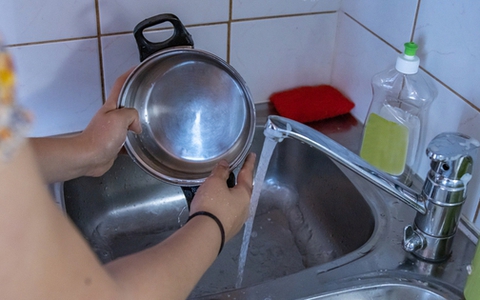 Rửa nồi, chảo kiểu này tăng nguy cơ bị bỏng, tổn thương phổi nhưng nhiều người tưởng sạch