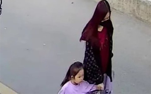 Bé gái 4 tuổi bị người lạ vào trường dẫn đi: Trường mầm non báo cáo gì?